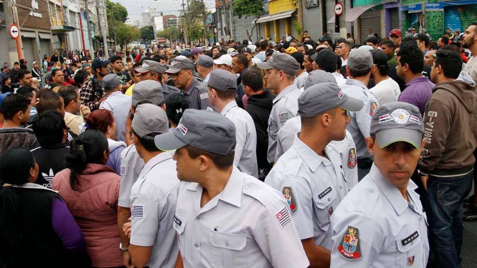 Policiais durante manifestação de camelôs no centro de São Paulo