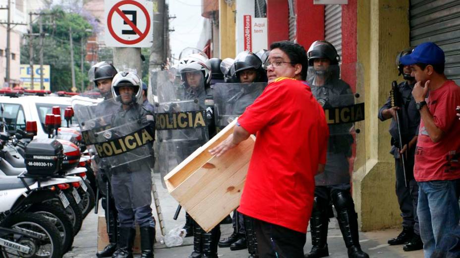 Policiais dispersam manifestação de camelôs no centro de São Paulo
