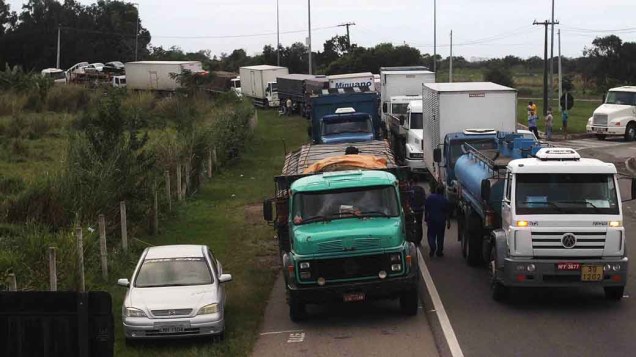 Cerca de 200 caminhões participaram de um protesto na terça-feira (2), na BR 101, em Campos (RJ). O manifesto nacional faz parte do movimento “União Brasil Caminhoneiro”