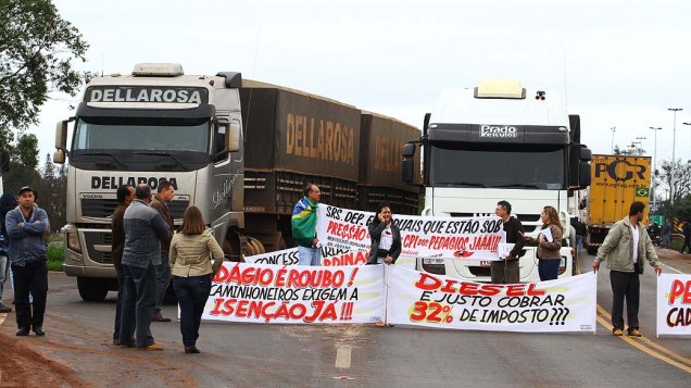 Caminhoneiros interditaram a PR 445, em protesto contra o preço dos pedágios e diesel em Londrina (PR), na terça-feira (2)