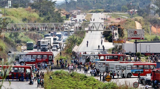 Caminhoneiros em protesto bloquearam a pista do km 516 da BR 040 na altura da cidade de Ribeirão das Neves (MG), na terça-feira (02)