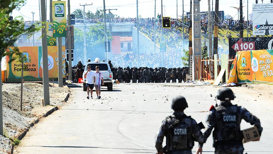 Policiais tentam conter manifestação próximo ao Castelão, em Fortaleza