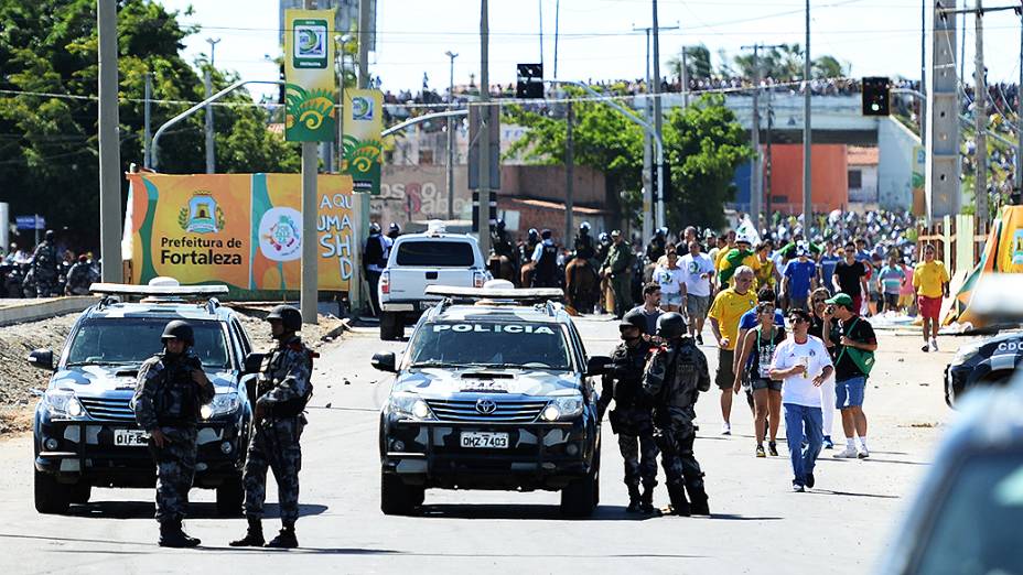 Policiais tentam conter manifestação próximo ao Castelão, em Fortaleza