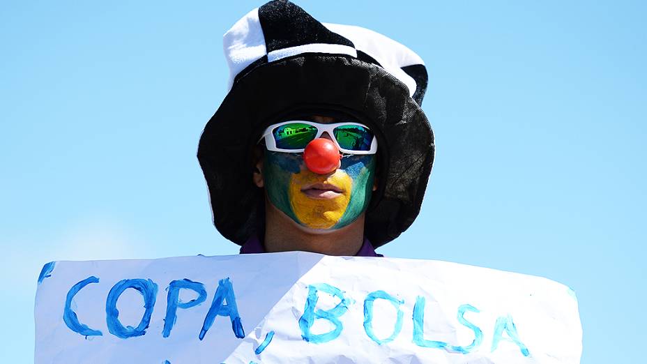 Manifestantes fazem protesto próximo ao Castelão, em Fortaleza antes da partida entre Brasil e México, válida pela Copa das Confederações