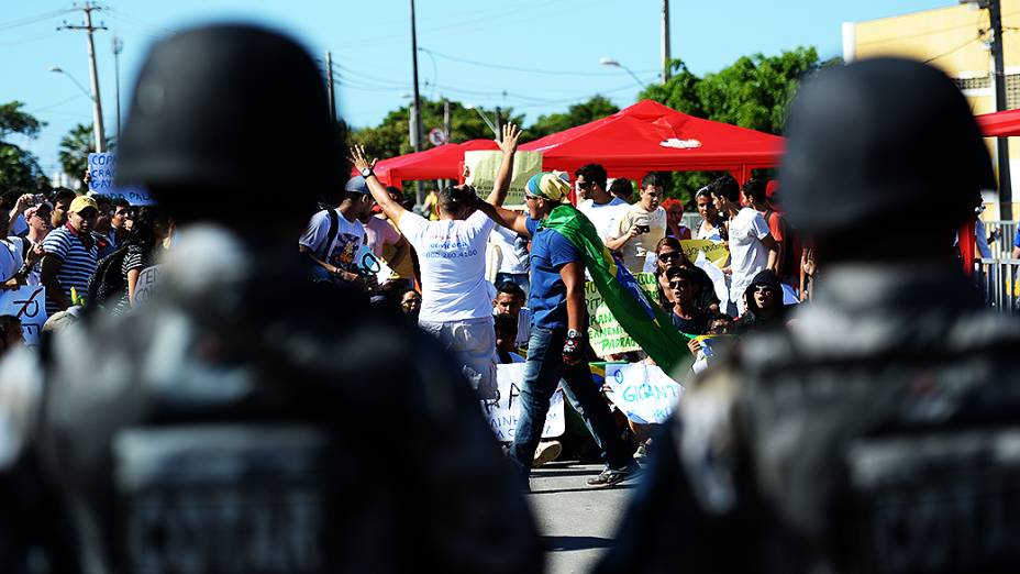 Manifestantes entram em confronto com a polícia durante protesto próximo ao Castelão, em Fortaleza antes da partida entre Brasil e México, válida pela Copa das Confederações