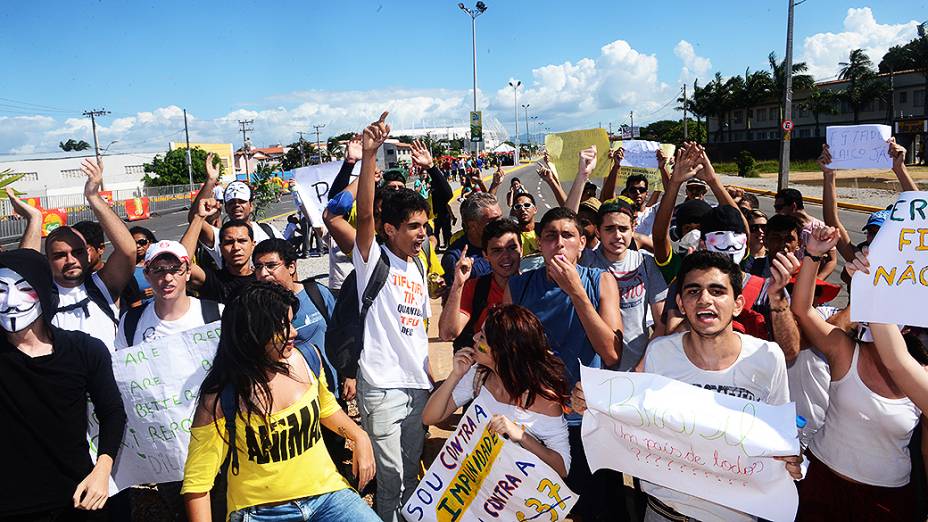 Manifestantes fazem protesto próximo ao Castelão, em Fortaleza antes da partida entre Brasil e México, válida pela Copa das Confederações
