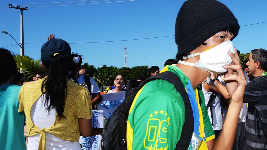 Manifestantes fazem protesto próximo ao Castelão, em Fortaleza antes da partida entre Brasil e México, válida pela Copa das Confederações