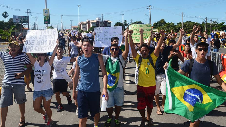 Manifestantes fazem protesto próximo ao Castelão, em Fortaleza antes da partida entre Brasil e México, válida pela Copa das Confederações