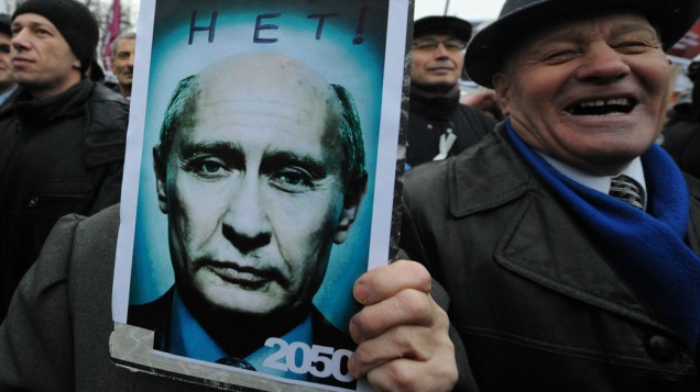 Manifestante brinca com a ideia da candidatura do Primeiro Ministro Vladimir Putin em 2050, durante protestos em Moscou - 10/12/2011