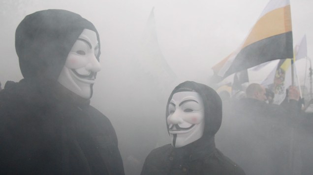 Manifestantes russos usam máscaras de Guy Fawkes, durante protesto em Moscou - 10/12/2011