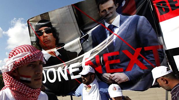 Protestos contra os ditadores Muamar Kadafi, da Líbia, e Bashar Assad, da Síria