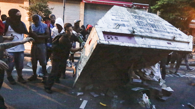 Caçamba de lixo é virada durante protestos, em São Paulo