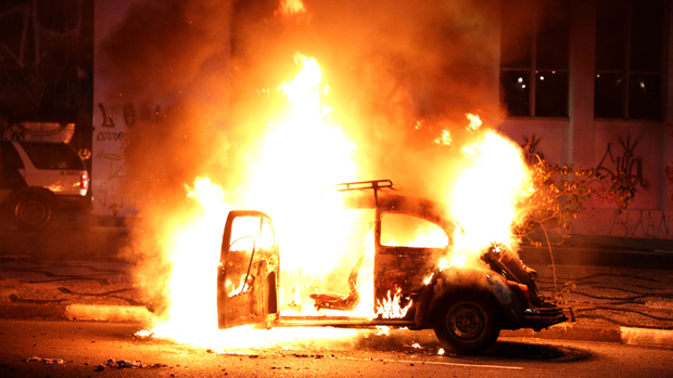 Fusca é incendiado durante protestos contra a Copa do Mundo, em São Paulo