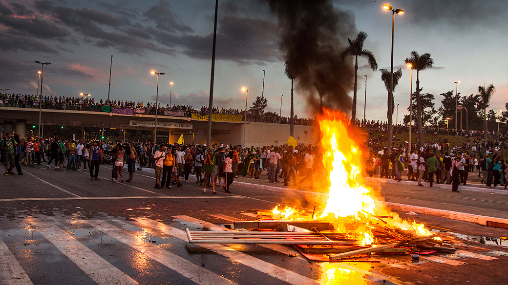 BH: Manifestantes colocam fogo em lixo e ocupam Viaduto José de Alencar perto do Mineirão no dia 26 de junho