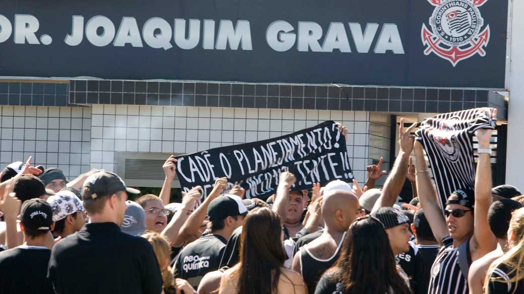 Torcedores do Corinthians protestam em frente ao CT Joaquim Grava, zona leste de São Paulo - 05/01/2011