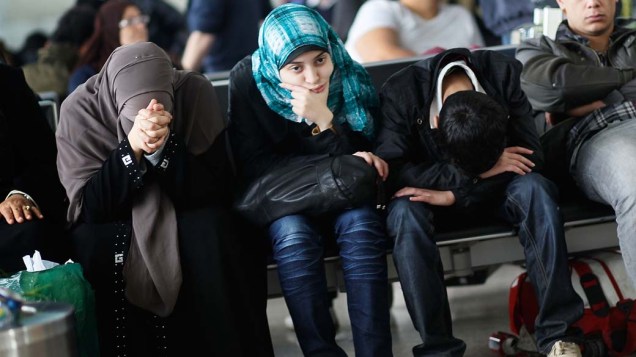 No aeroporto do Cairo, pessoas que tentam deixar o país por causa dos conflitos contra o governo da última semana - 31/01/2011