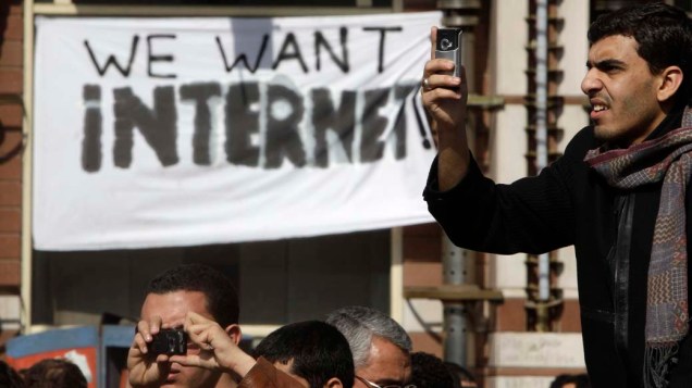 Durante protesto no Cairo, cartaz exige o retorno da internet bloqueada pelo governo de Hosni Mubarak