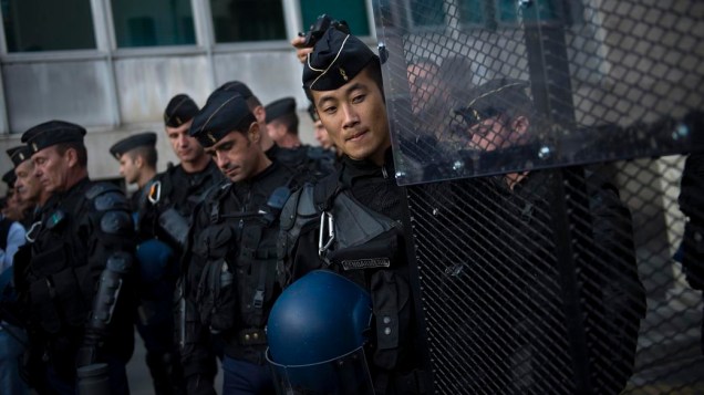 Policiais durante manifestação contra o G20 em Nice, França