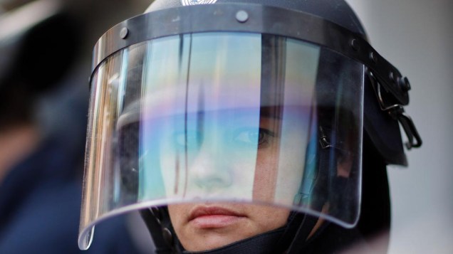 Policial durante manifestação contra o G20 em Nice, França