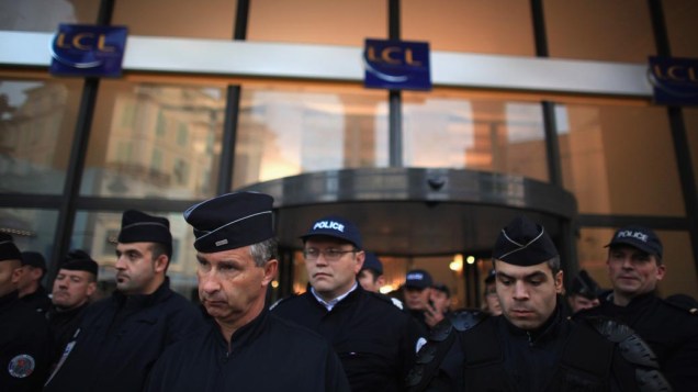 Policiais durante manifestação contra o G20 em Nice, França