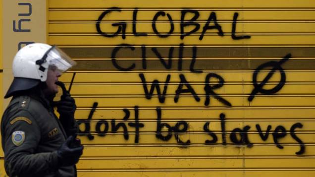 Mensagem em porta com os dizeres: "Guerra Civil Global: não sejam escravos" deixada em protesto durante greve de 48 horas em Atenas, Grécia
