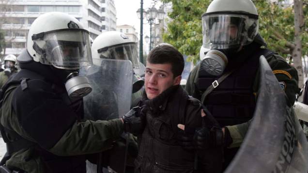 Manifestante preso em protesto durante greve de 48 horas em Atenas, Grécia