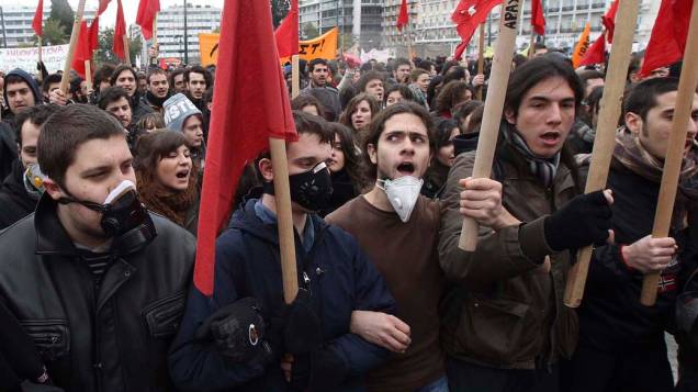 Manifestantes em protesto durante greve de 48 horas em Atenas, Grécia