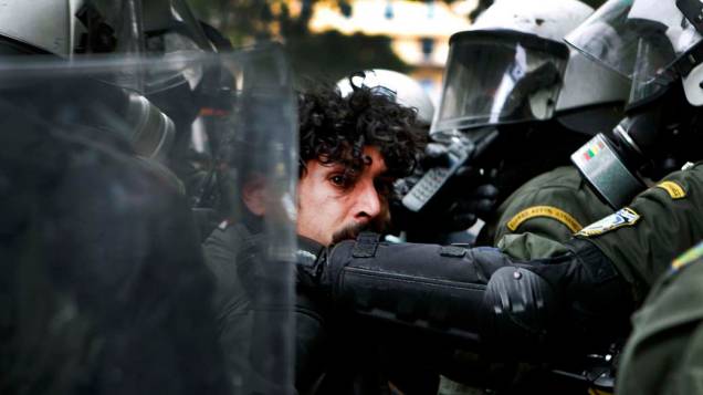 Policiais agridem manifestante em protesto durante greve de 48 horas em Atenas, Grécia