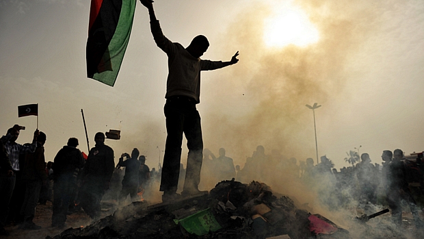 Homem participa de manifestação em Benghazi; receio é que o governo reprima os protestos de hoje com a mesma violência da última semana.