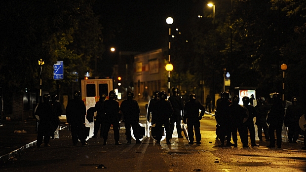 Polícia tenta conter protestos na noite deste domingo: mais de 100 pessoas foram detidas e 42 lojas saqueadas