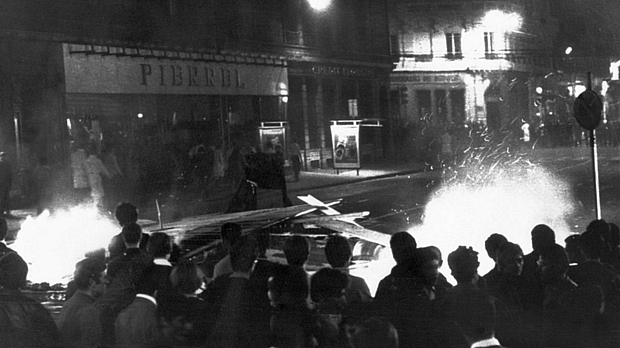 Manifestantes enfrentam as forças de ordem do governo em Lyon, em 27 de maio de 1968