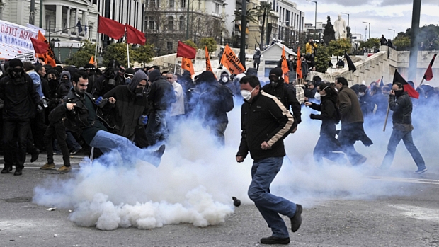 Manifestantes e policiais entram em confronto nas ruas de Atenas