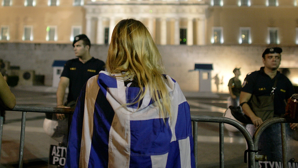 Em protesto contra as medidas do governo, atenienses estão acampados na frente do Parlamento