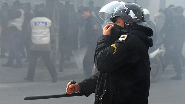 Protestos: polícia usou bombas de gás lacrimogêneo e cassetetes conta os manifestantes