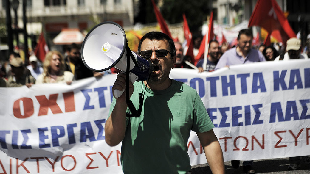 Milhares se reuniram em Atenas, e outras cidades da Grécia, para manifestações contra as medidas de austeridade do governo