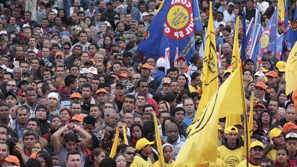 A Força Sindical promove durante todo o dia de hoje um show em comemoração ao 1º de Maio, na praça Praça Heróis da FEB, em Santana, Zona Norte de São Paulo
