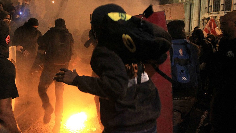 Rio de Janeiro - Manifestantes se juntaram ao protesto dos professores, que exigem melhores condições de trabalho e contra a violência da polícia no centro - (07/10/2013)