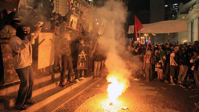 Rio de Janeiro - Manifestantes se juntaram ao protesto dos professores, que exigem melhores condições de trabalho e contra a violência da polícia no centro - (07/10/2013)