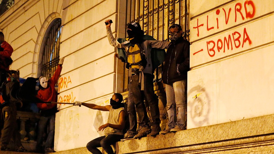 Rio de Janeiro - Manifestantes mascarados se juntaram ao protesto dos professores, e picharam o prédio da Assembleia Legislativa no centro - (07/10/2013)