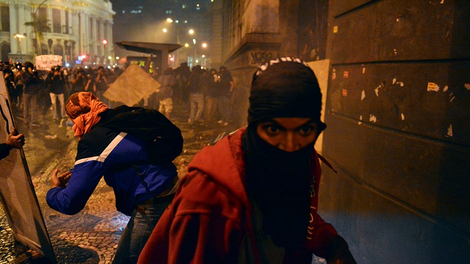 Rio de Janeiro - Manifestantes mascarados que se infiltraram no protesto pacífico dos professores, lançam pedras e coquetéis molotov no Palácio Tiradentes, sede da Assembleia Legislativa - (07/10/2013)