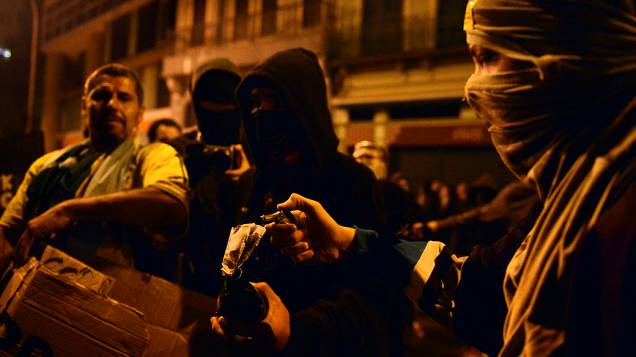 Rio de Janeiro - Manifestantes mascarados que se infiltraram no protesto pacífico dos professores, lançam pedras e coquetéis molotov no Palácio Tiradentes, sede da Assembleia Legislativa - (07/10/2013)
