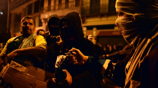 Rio de Janeiro - Manifestantes mascarados que se infiltraram no protesto pacífico dos professores, lançam pedras e coquetéis molotov no Palácio Tiradentes, sede da Assembleia Legislativa - (07/10/2013)