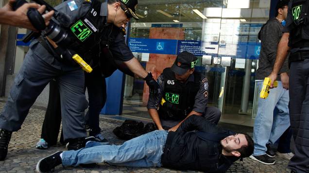 Rio de Janeiro - Policiais detêm um manifestante durante um protesto no 7 de Setembro