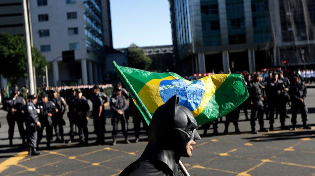 Rio de Janeiro - Manifestante mascarado protesta durante o desfile de 7 de Setembro