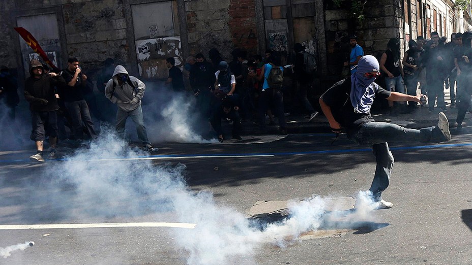 Rio de Janeiro - Manifestantes com o rosto coberto entram em confronto com a polícia em protesto durante o desfile de 7 de Setembro