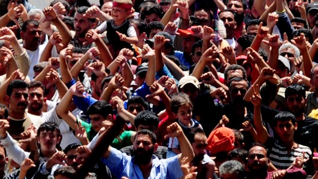Refugiados sírios protestam contra Assad na Turquia