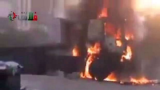 Veículo é queimado durante confrontos em Hama, na Síria