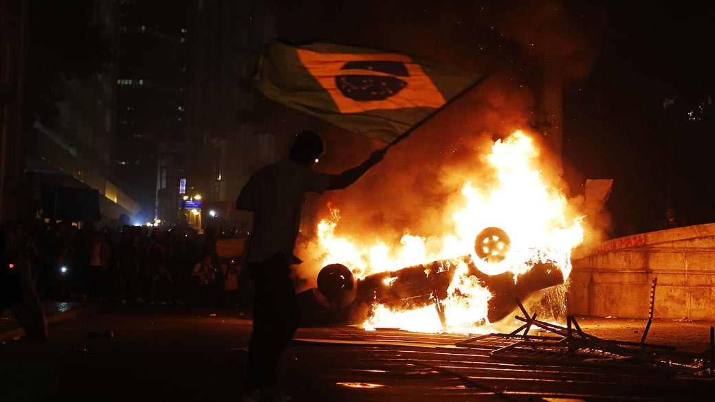 Rio de Janeiro - Carro incendiado em frente a Assembleia Legislativa do Rio de Janeiro durante protestos na região central da cidade