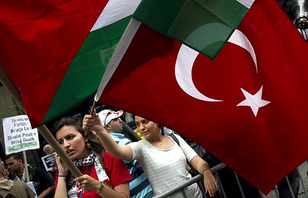 Bandeiras da Palestina e da Turquia são levantadas por jovens durante protesto em Nova York