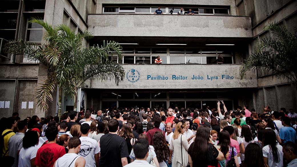 Estudantes antes do início da prova do Exame Nacional do Ensino Médio (ENEM) na UERJ, no Rio de Janeiro